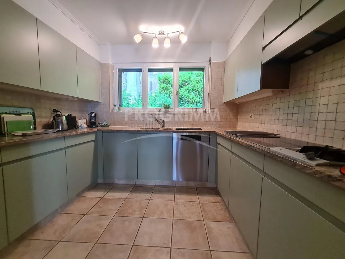 Selten: Dachgeschoss 4.5 Zimmer - atemberaubende Aussicht - 2 Parkplätze - Foto 5 von 9