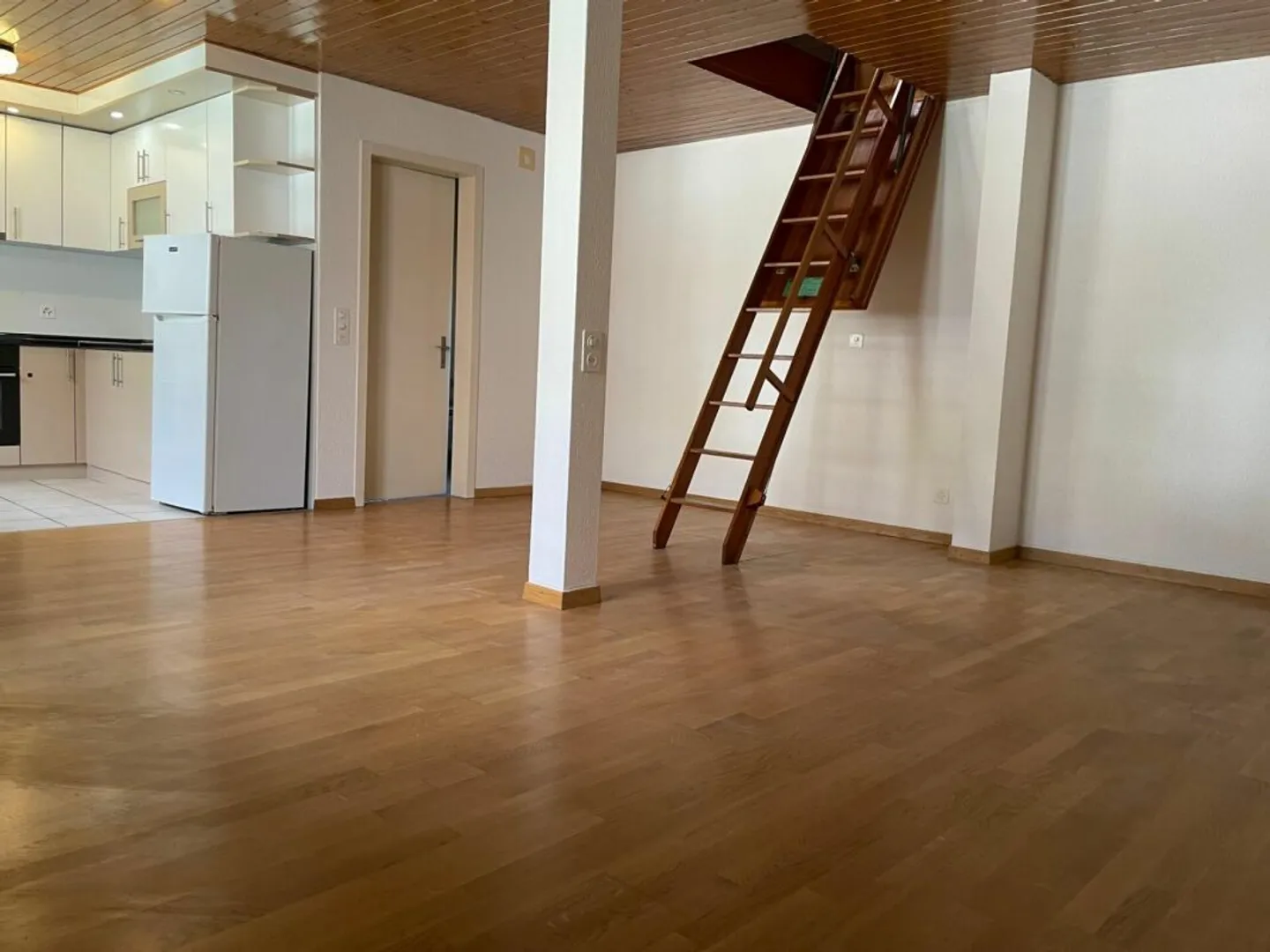 Charming 2.5 Room Apartment - Photo 3 of 9