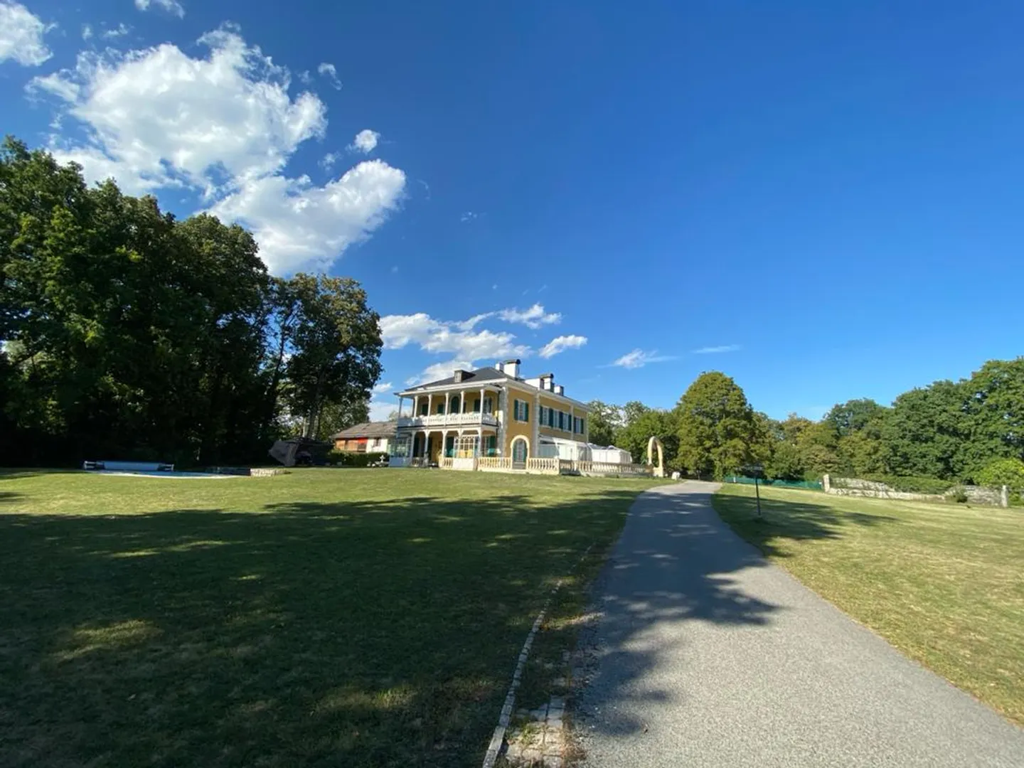 Magnifico palazzo in un parco alberato e recintato - Foto 3 di 12