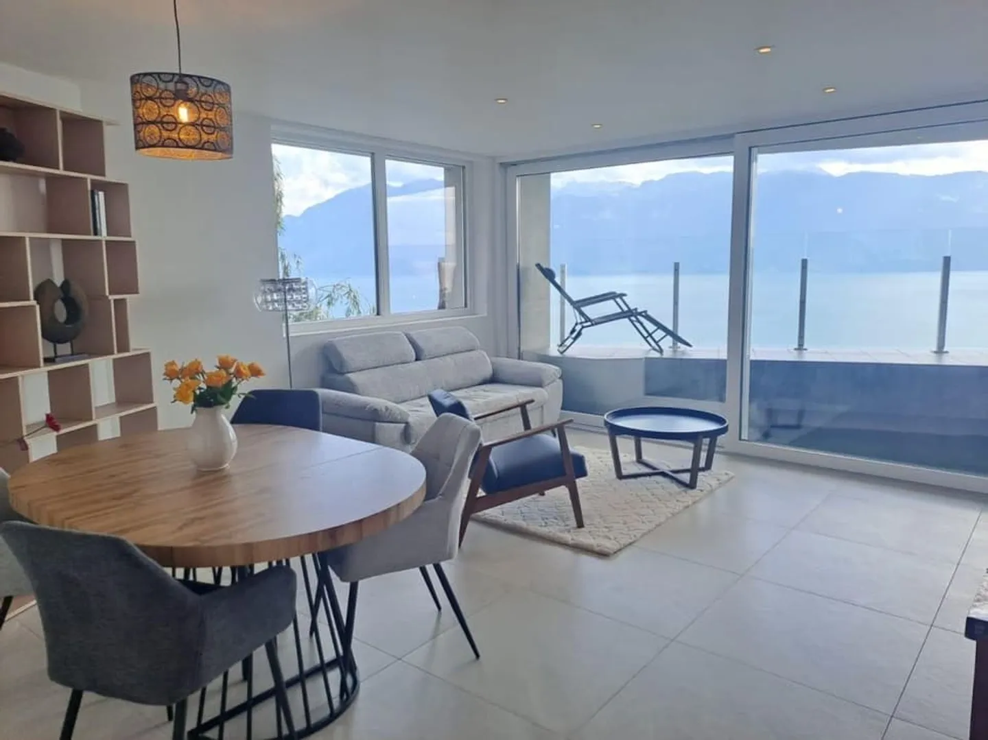 Beautiful furnished 3.5-room apartment with stunning views of the lake and mountains - - Photo 1 of 10