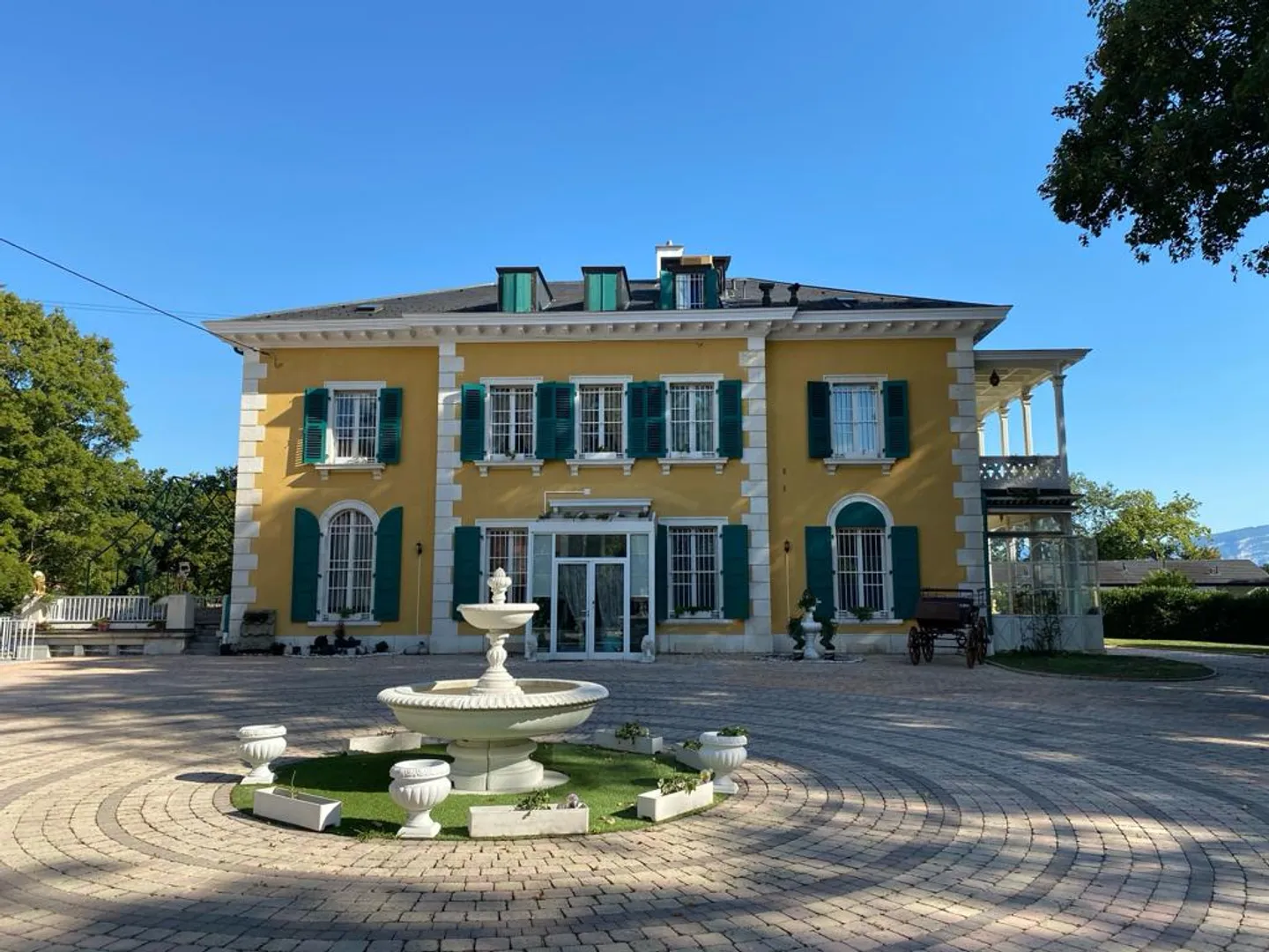 Magnifico palazzo in un parco alberato e recintato - Foto 5 di 12