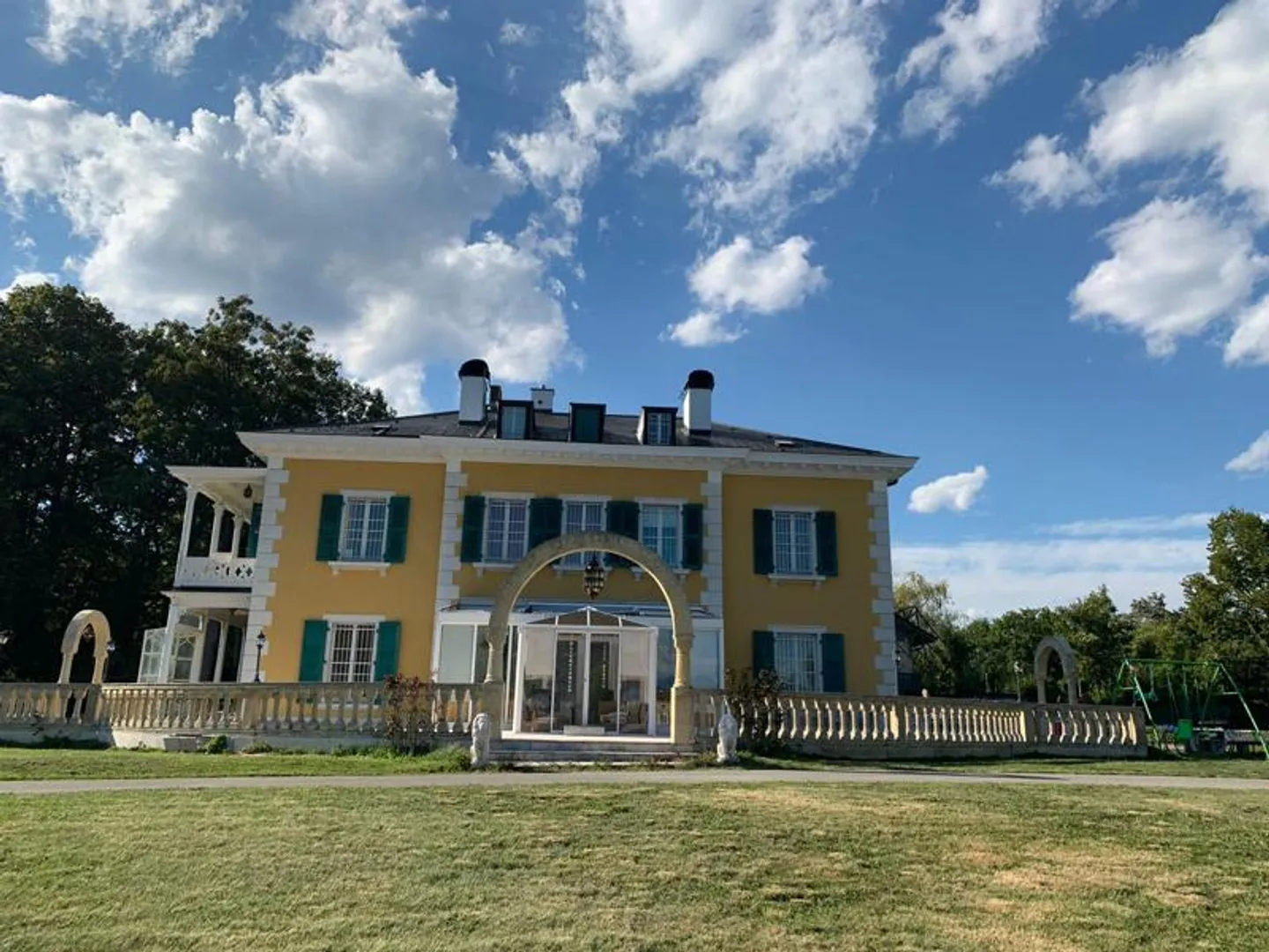 Magnifico palazzo in un parco alberato e recintato - Foto 6 di 12