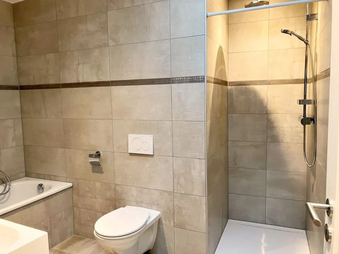 Beautiful furnished 3.5-room apartment with stunning views of the lake and mountains - - Photo 8 of 10