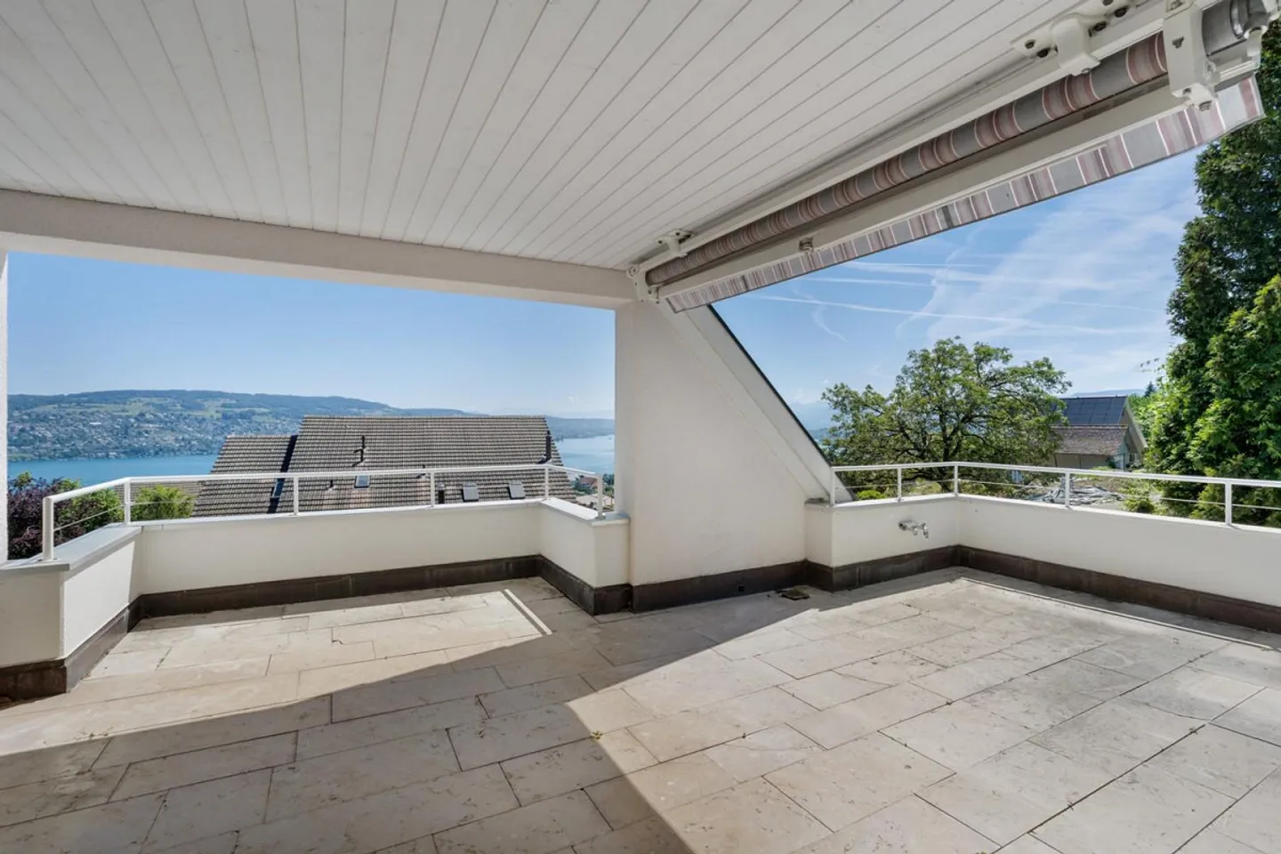 Dreamlike 4.5-room apartment with lake view in Oberrieden - Photo 1 of 20