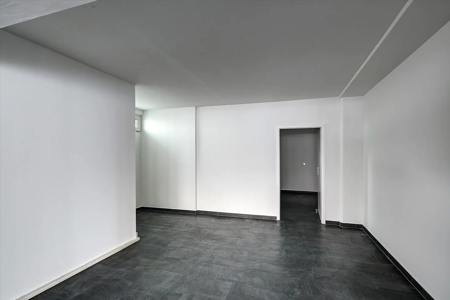 Attractive commercial space in a prime location in Grenchen for rent! - Photo 2 of 7