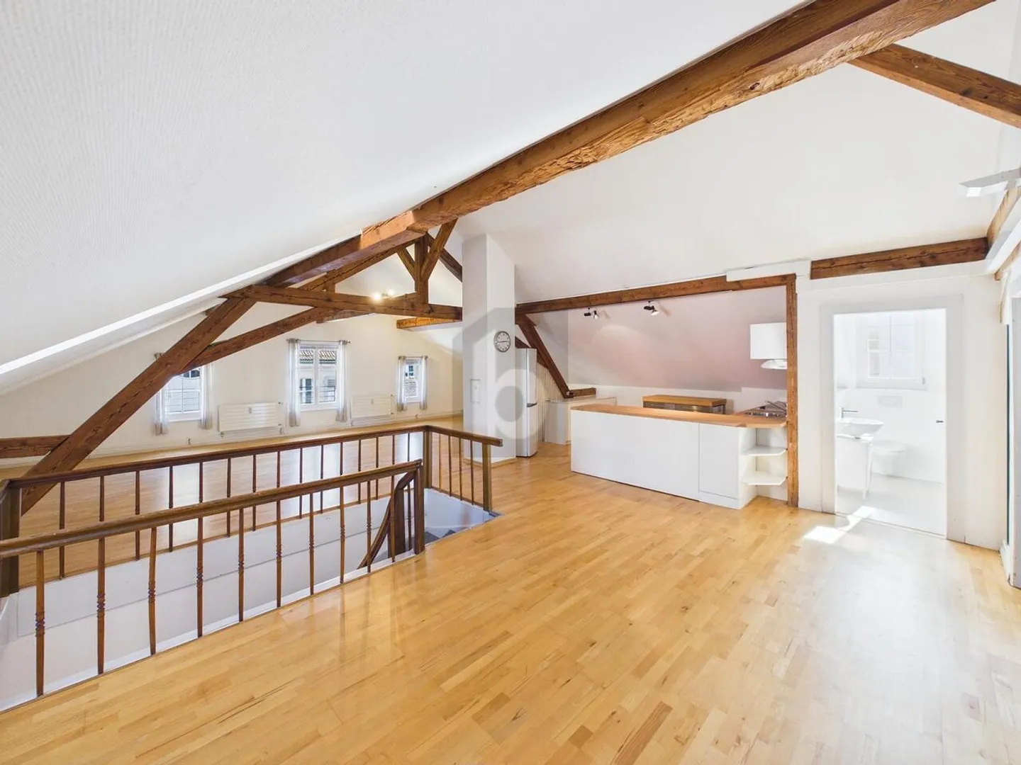 Charmante Dachwohnung mit Holz - Foto 1 von 6