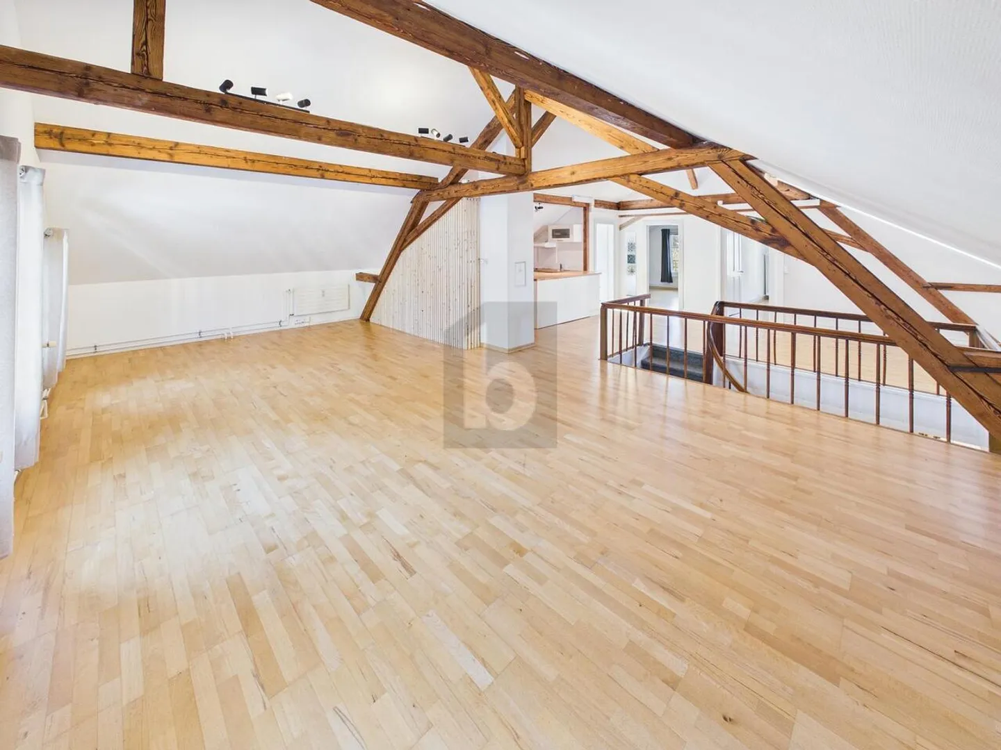 Charmante Dachwohnung mit Holz - Foto 2 von 6