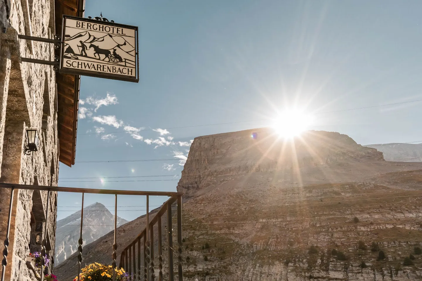 Hotel di montagna storico Schwarenbach in mezzo alle imponenti Alpi bernesi al Gemmipass - Foto 2 di 8