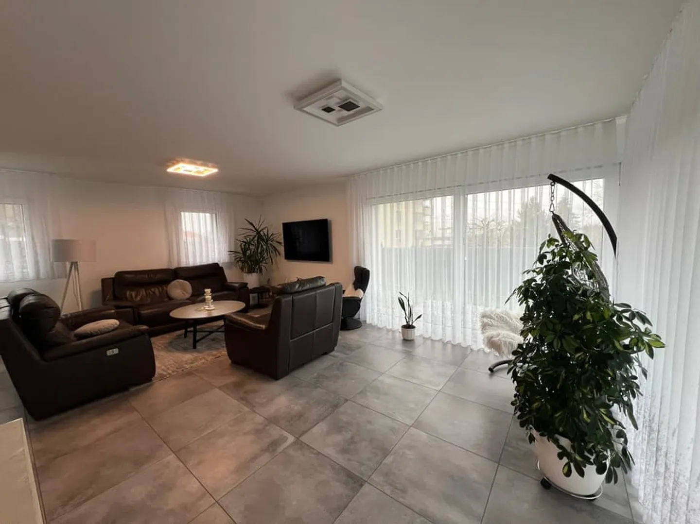 Magnifique villa contemporaine de 6.5 pièces avec studio indépendant - Marly (FR - Photo 3 sur 10