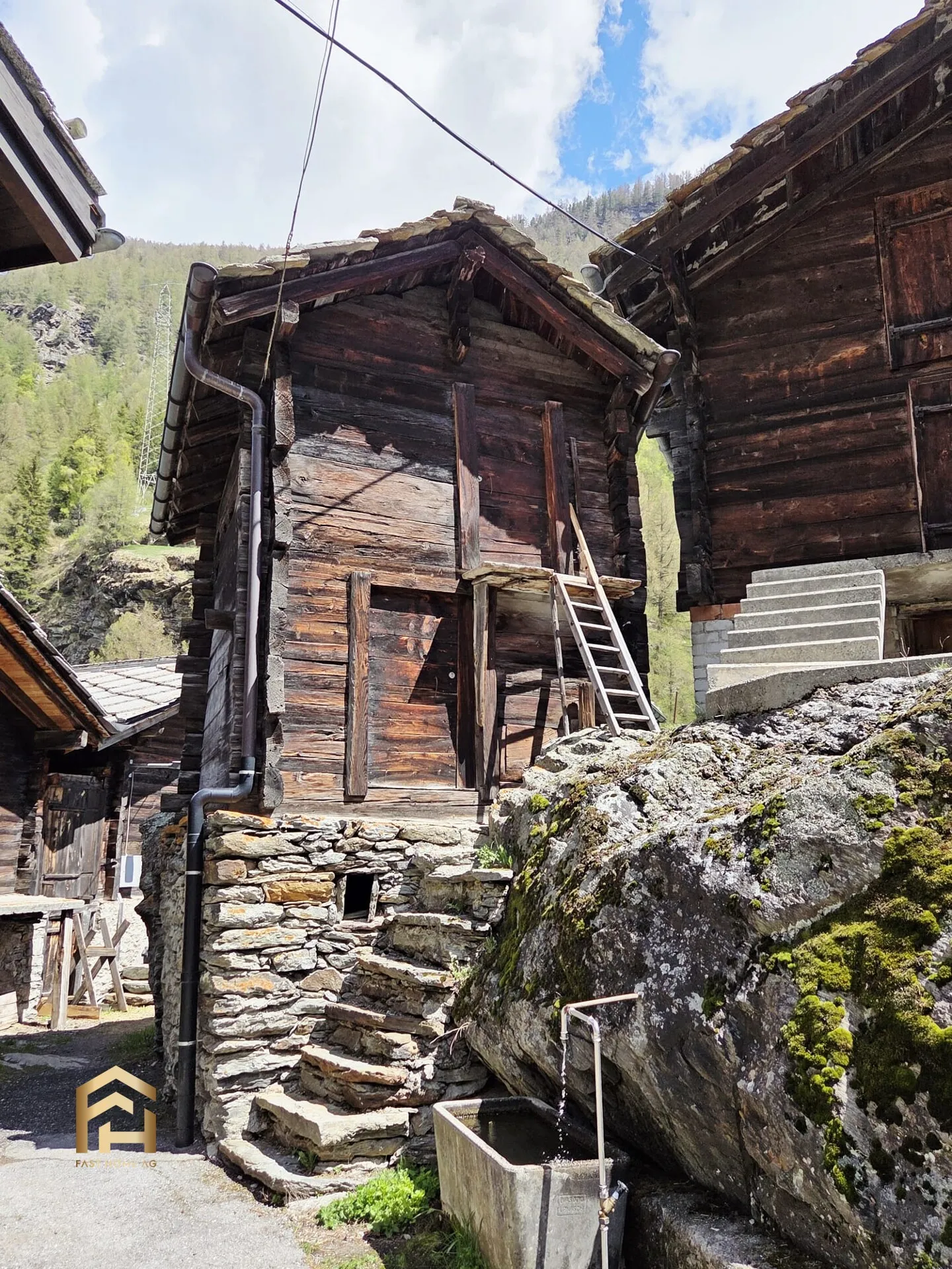 Fienile storico vallesano con fascino nel cuore di Saas-Balen - Foto 1 di 13