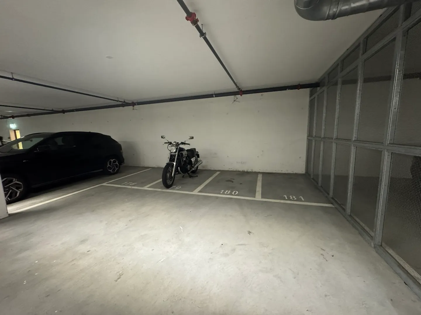 Place à motos couverte - Photo 3 sur 4