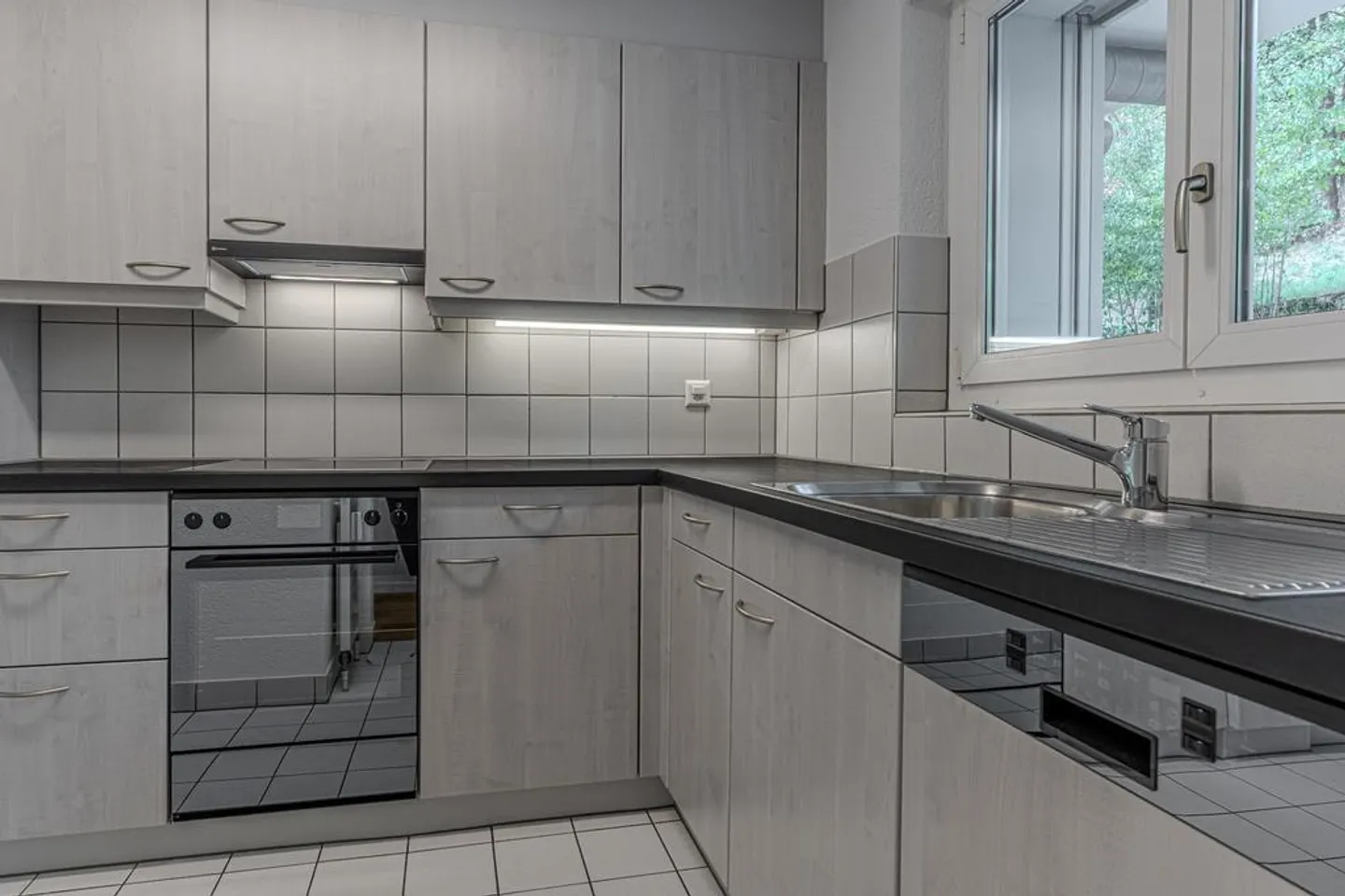 Appartement rénové de 3 pièces avec terrasse à louer - Photo 2 sur 12