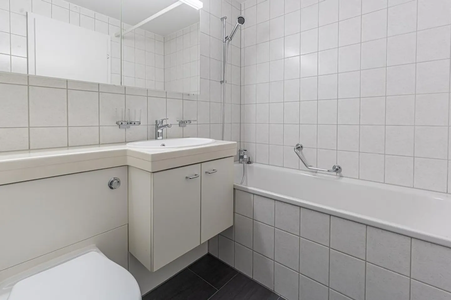 Appartement rénové de 3 pièces avec terrasse à louer - Photo 3 sur 12
