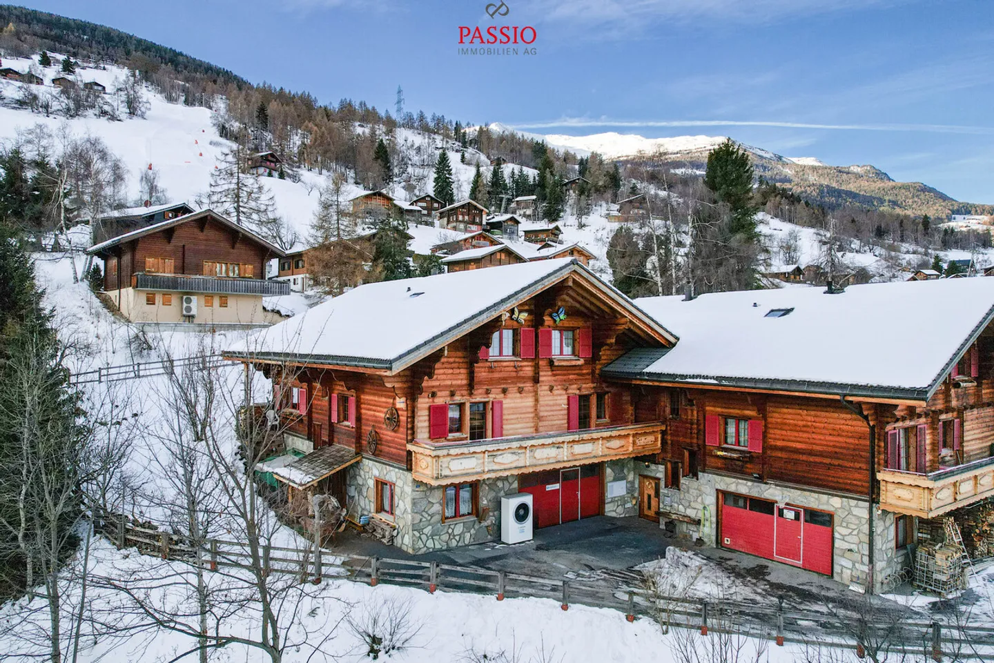 Maison en bois de mélèze de 6,5 pièces avec vue fantastique sur les Alpes - Photo 1 sur 35