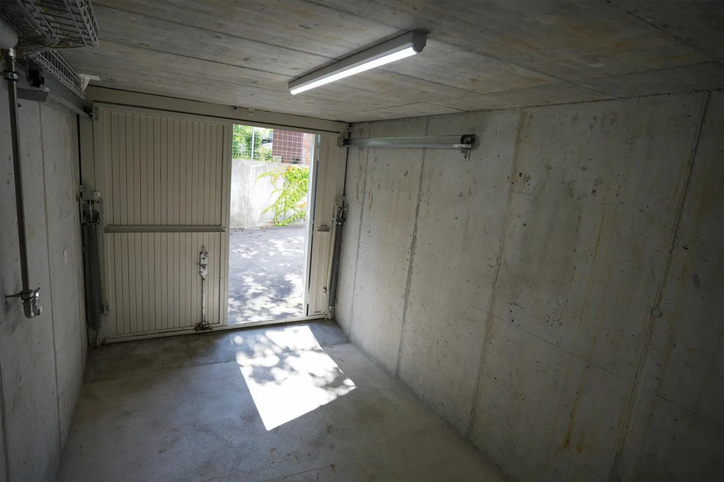 Salle d'équipement extérieur/Garage - Photo 2 sur 5