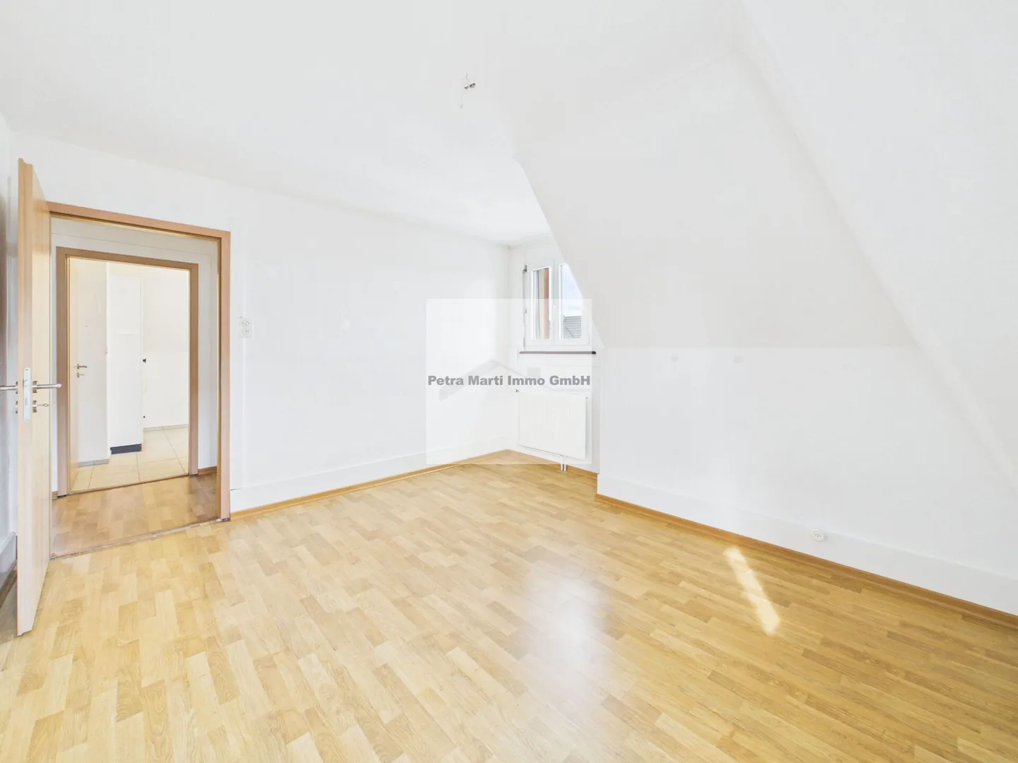 Accogliente appartamento mansardato di 3.5 locali in posizione tranquilla - Foto 3 di 11