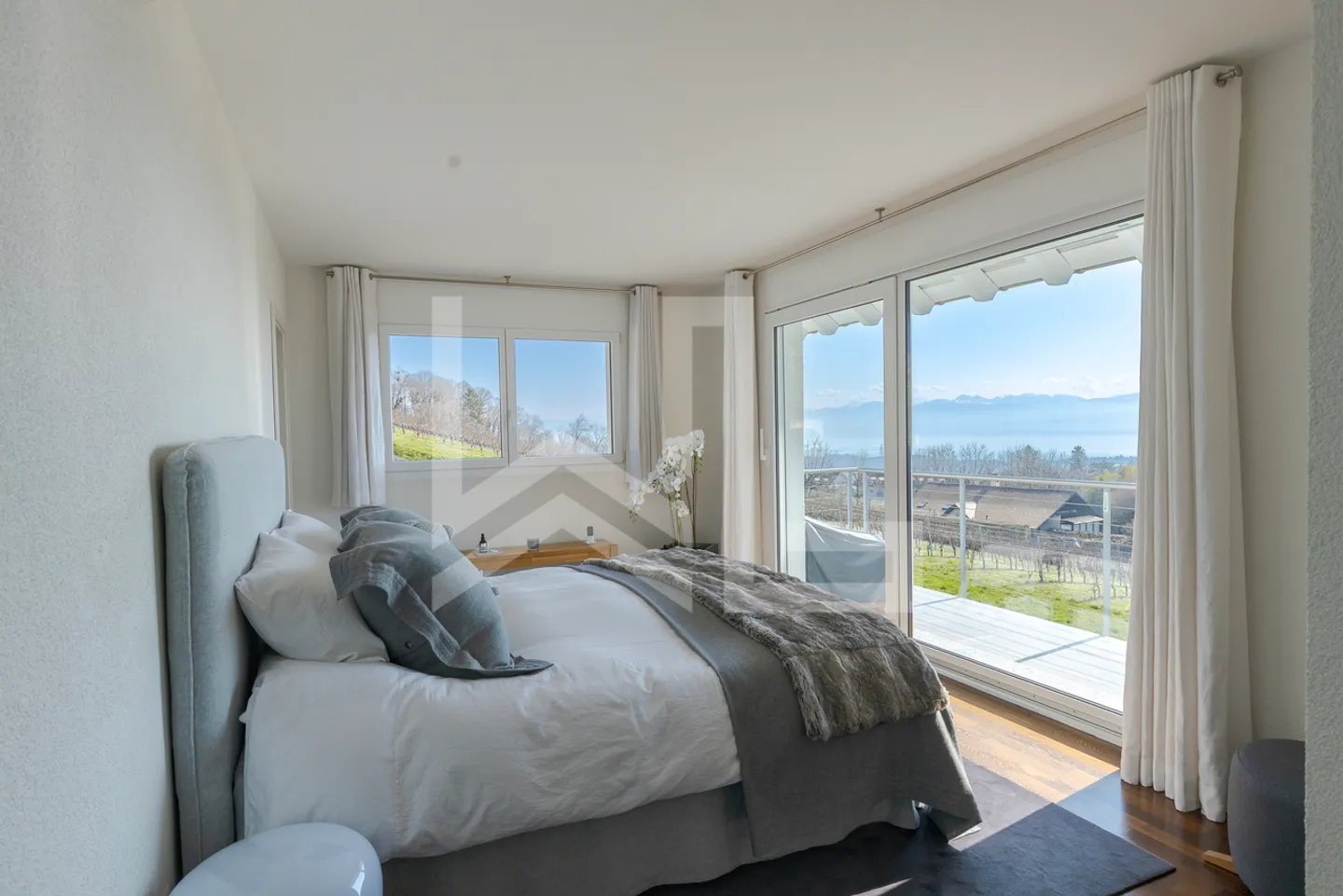 Maison Exceptionnelle Contemporaine avec Vue Spectaculaire sur le Lac - Photo 14 sur 26