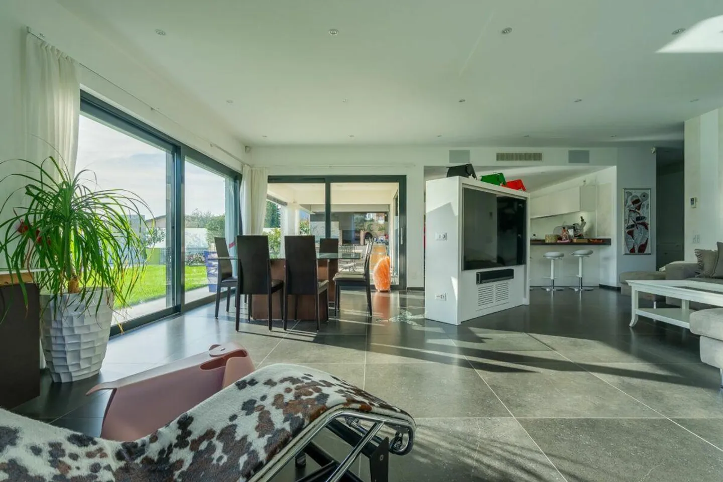 COMANO · MODERN VILLA WITH POOL AND ADVANCED HOME AUTOMATION - Photo 2 of 13