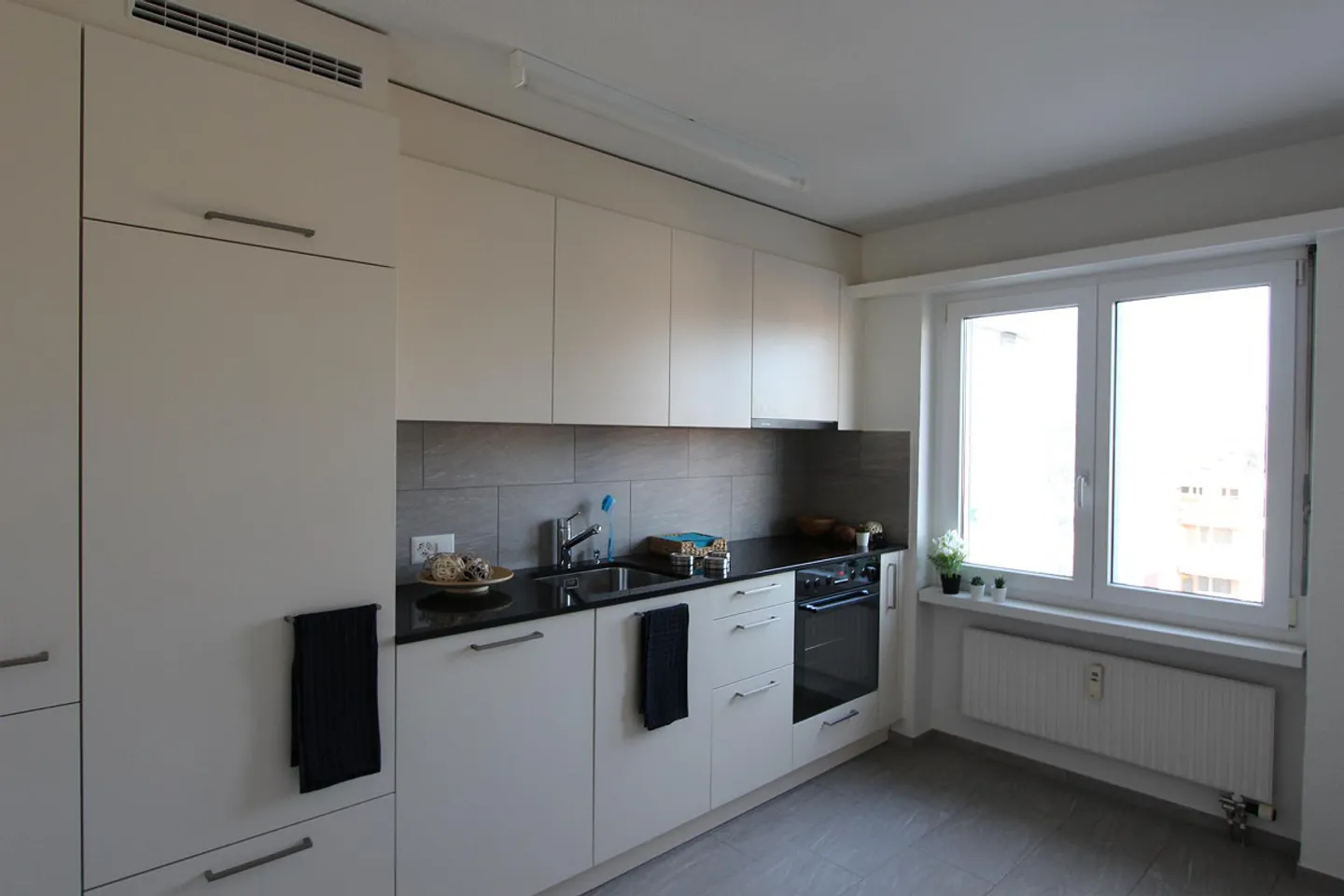 Beautiful apartment with great layout - Photo 2 of 7