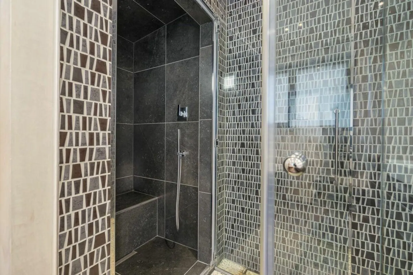 COMANO · MODERN VILLA WITH POOL AND ADVANCED HOME AUTOMATION - Photo 11 of 13