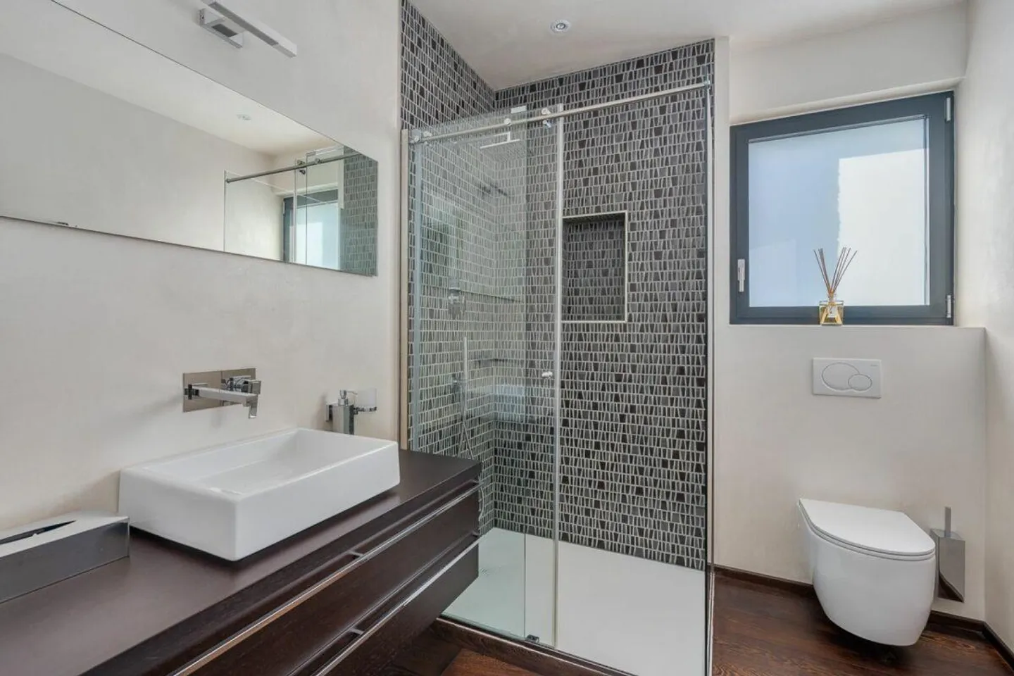 COMANO · MODERN VILLA WITH POOL AND ADVANCED HOME AUTOMATION - Photo 10 of 13