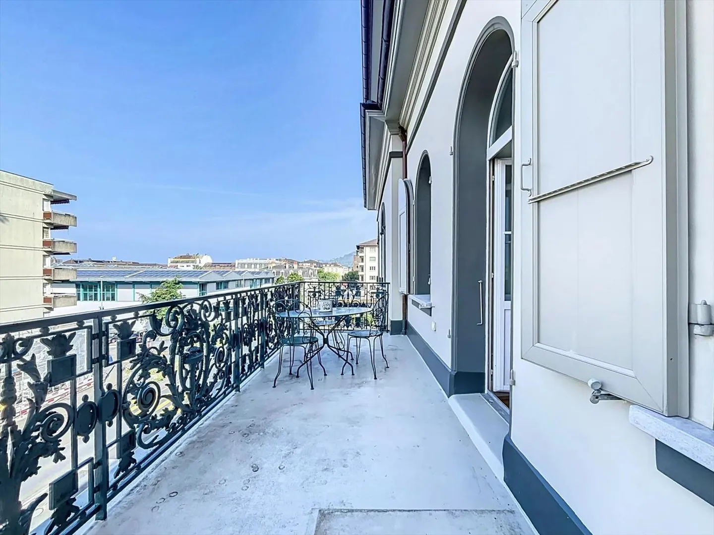 Luminoso, balcone spazioso e soffitti alti - Foto 4 di 8