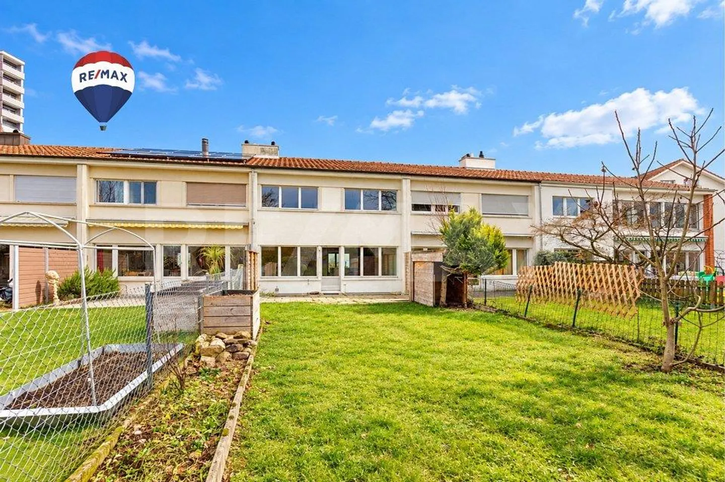 Charming 4.5-room terraced family house in a quiet residential area - Photo 1 of 13