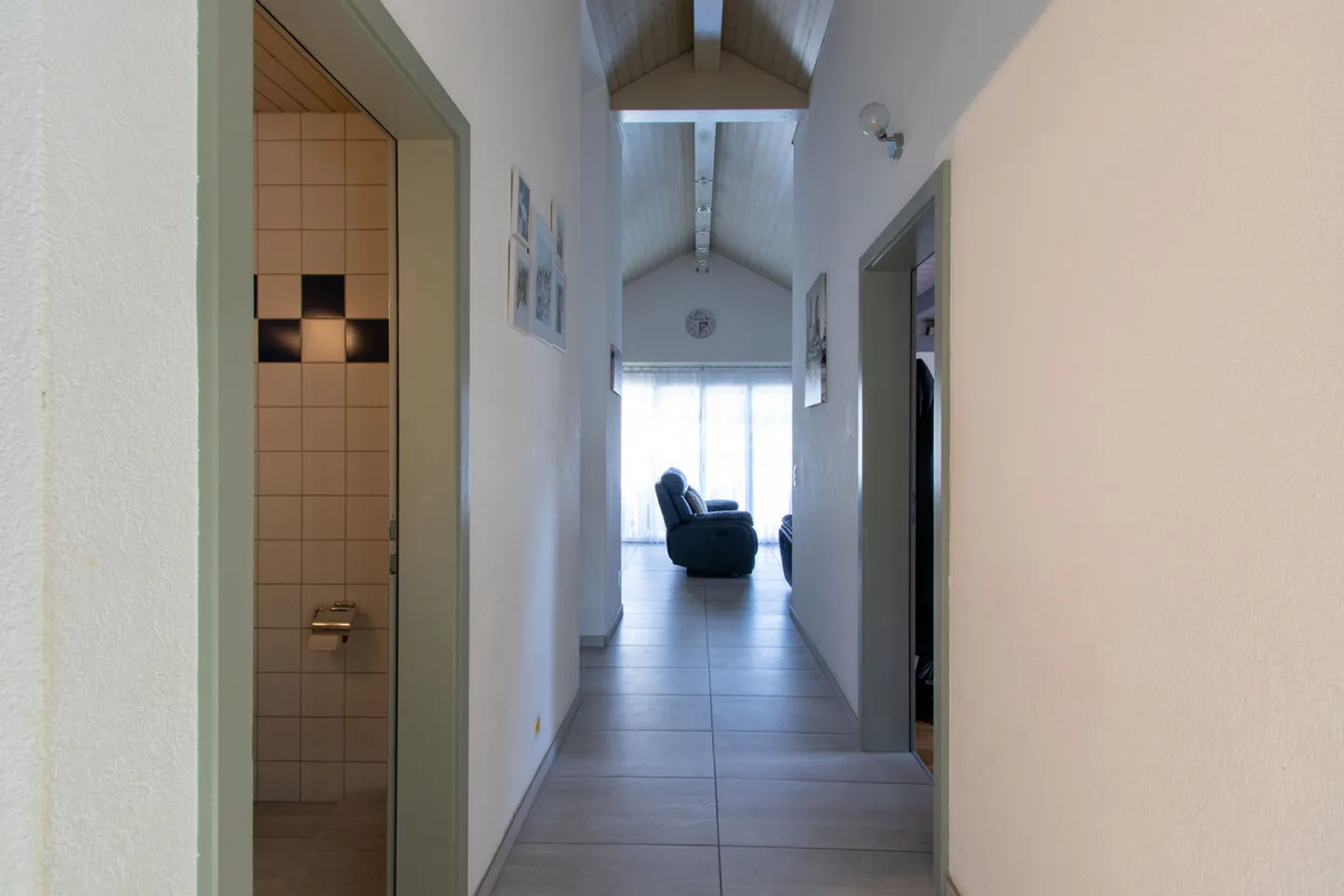 Grosszügige 4.5-Zimmer-Wohnung mit Balkon in Domdidier - Foto 3 di 11