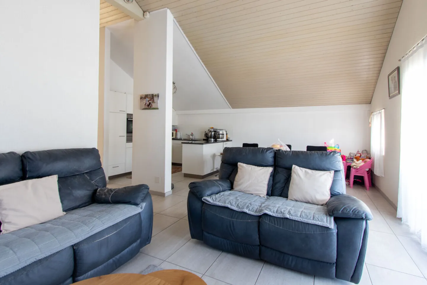 Grosszügige 4.5-Zimmer-Wohnung mit Balkon in Domdidier - Foto 1 di 11