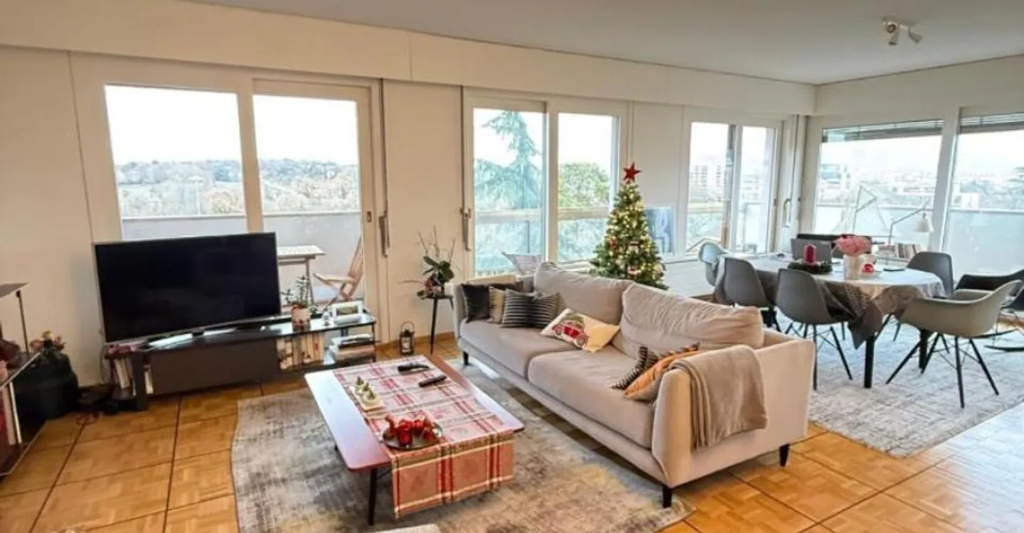 Luxury Apartment with Lake Views - Photo 2 of 6