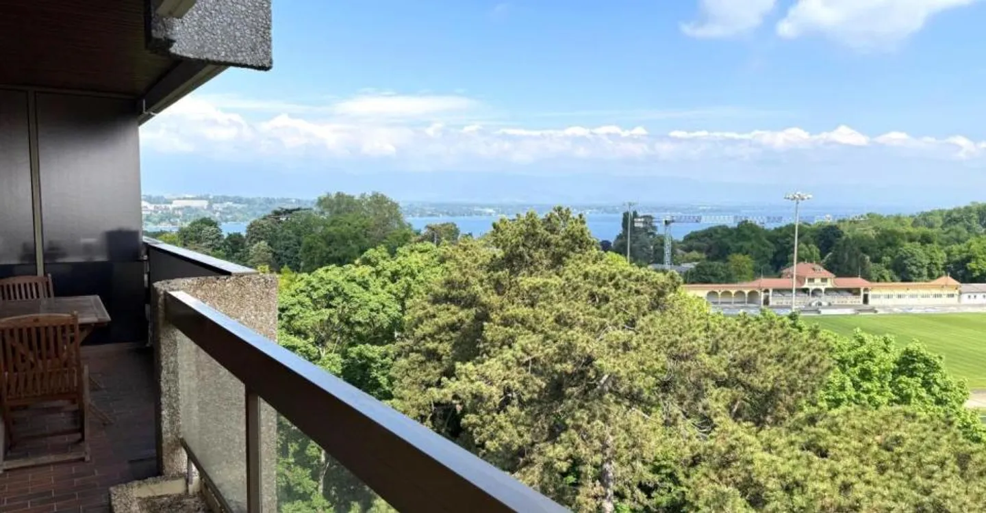 Luxury Apartment with Lake Views - Photo 3 of 6