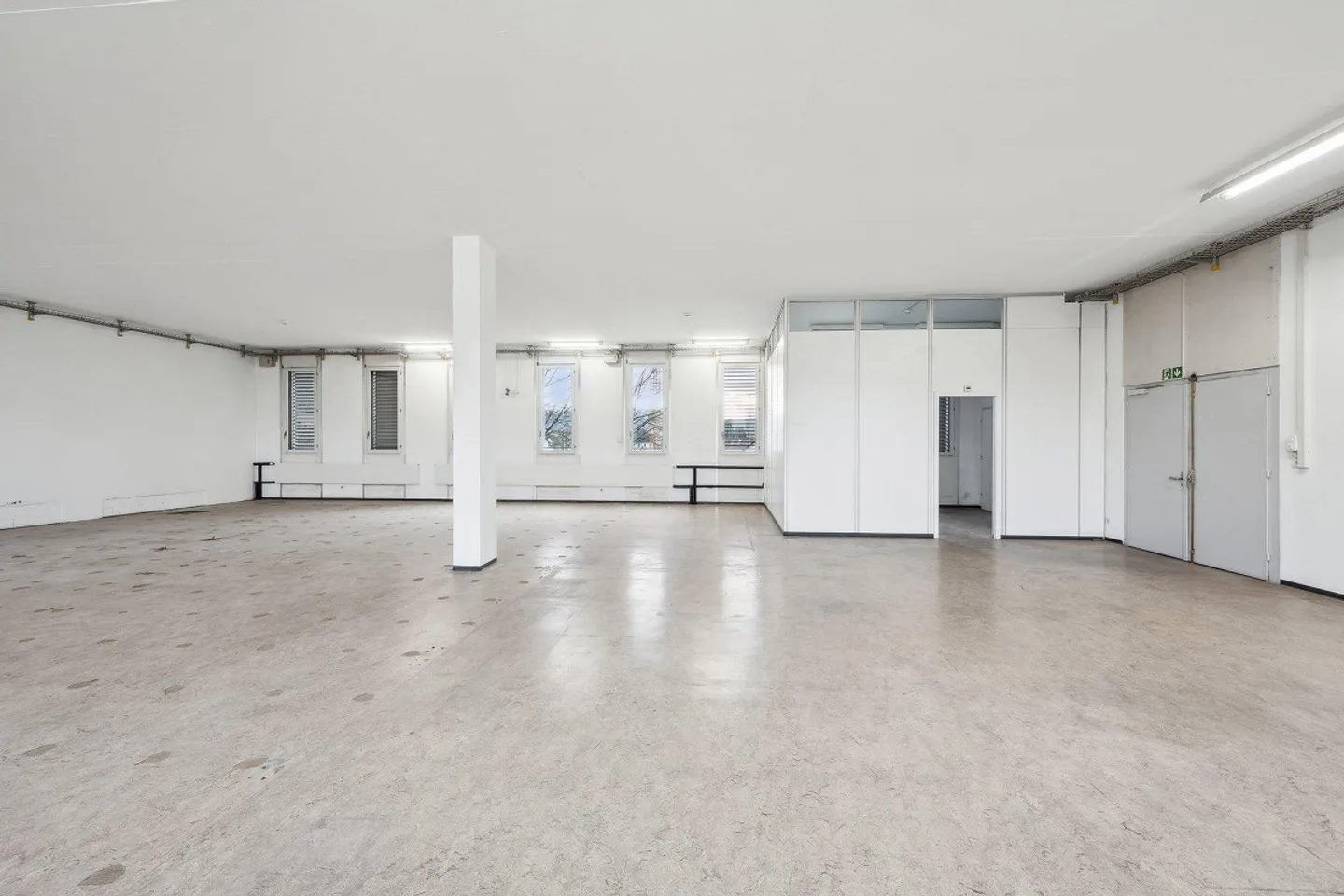 More Space for Your Business: 305 m² Storage Space with Goods Lift - Photo 6 of 8