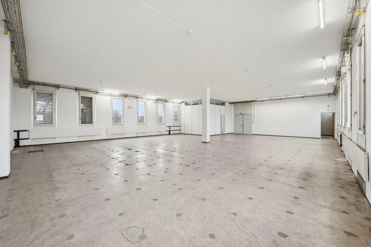 More Space for Your Business: 305 m² Storage Space with Goods Lift - Photo 7 of 8
