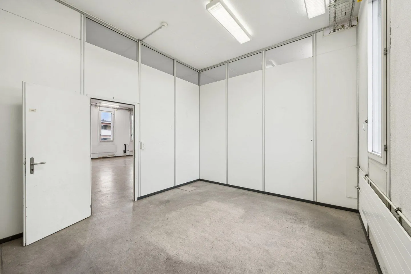 More Space for Your Business: 305 m² Storage Space with Goods Lift - Photo 3 of 8