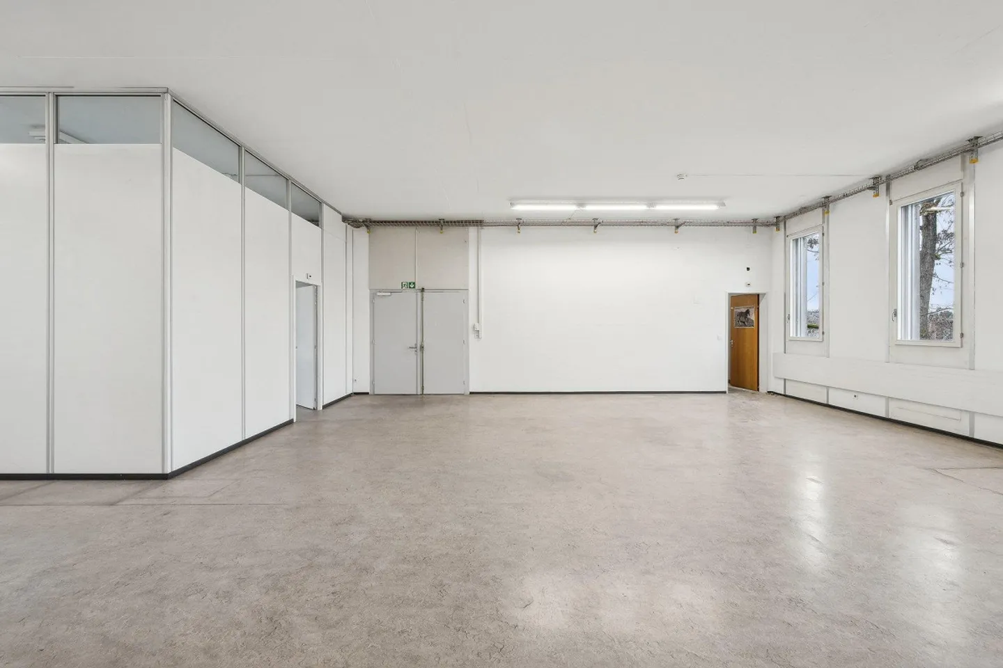 More Space for Your Business: 305 m² Storage Space with Goods Lift - Photo 4 of 8