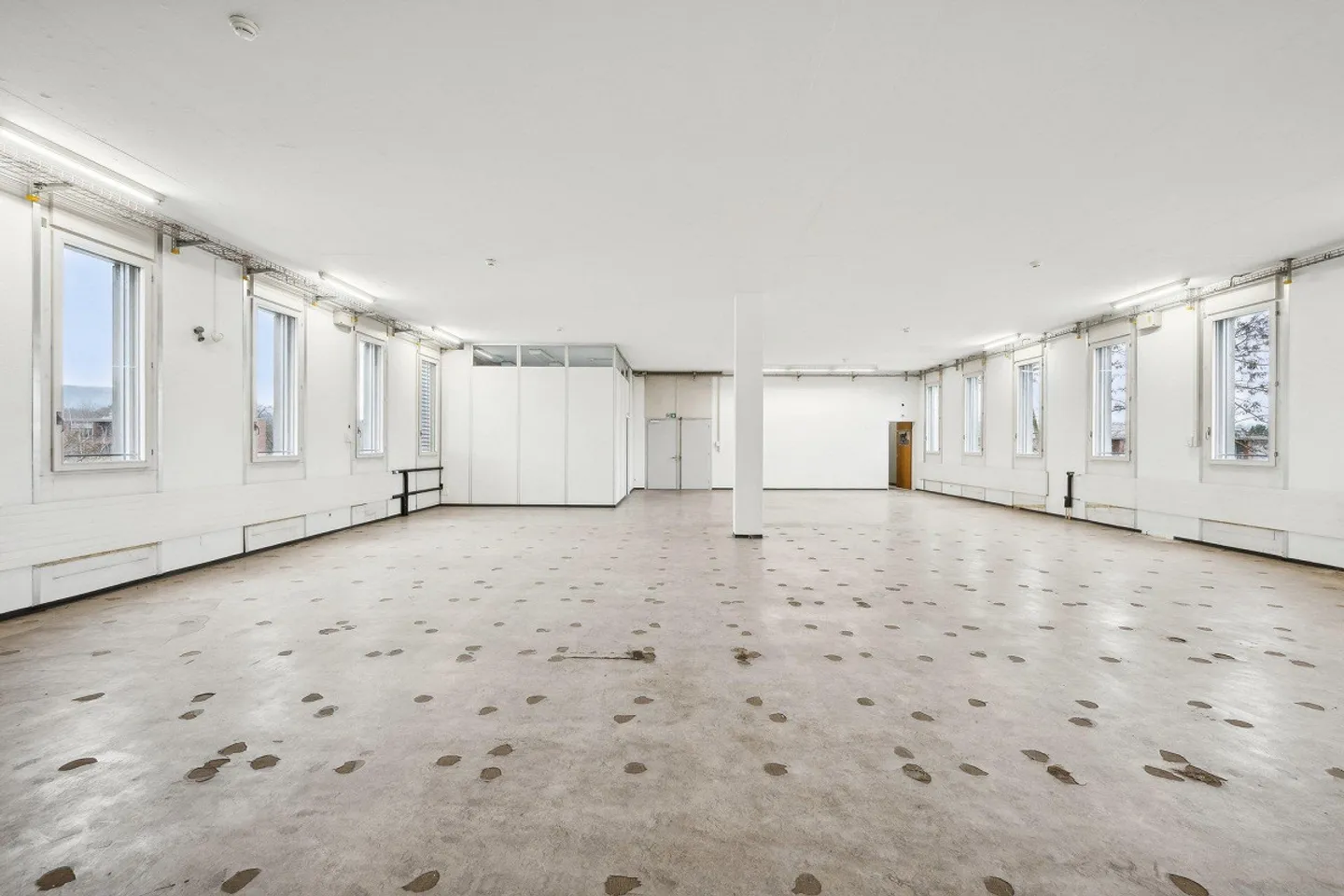 More Space for Your Business: 305 m² Storage Space with Goods Lift - Photo 8 of 8