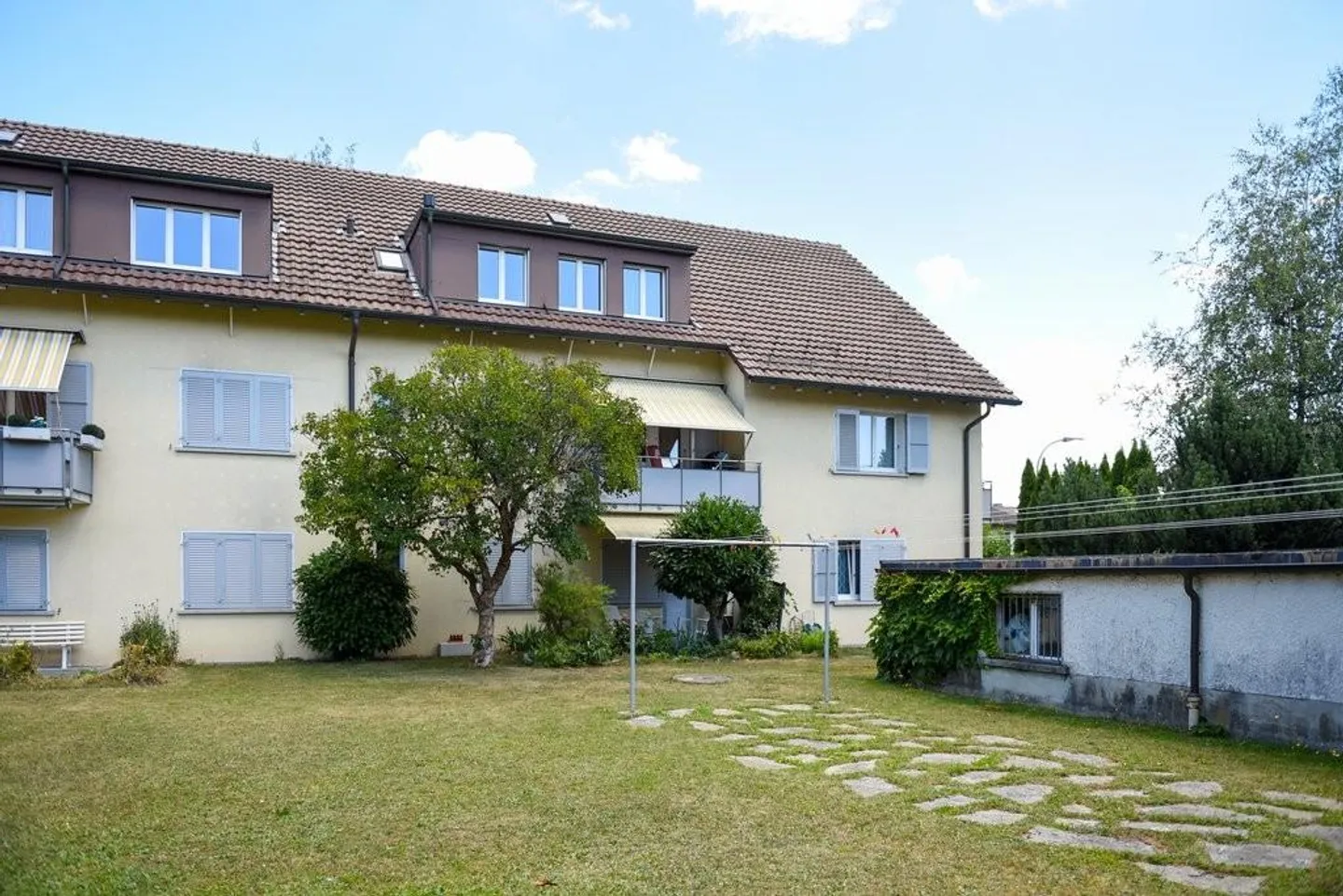 Pretty Attic Apartment - Photo 2 of 8