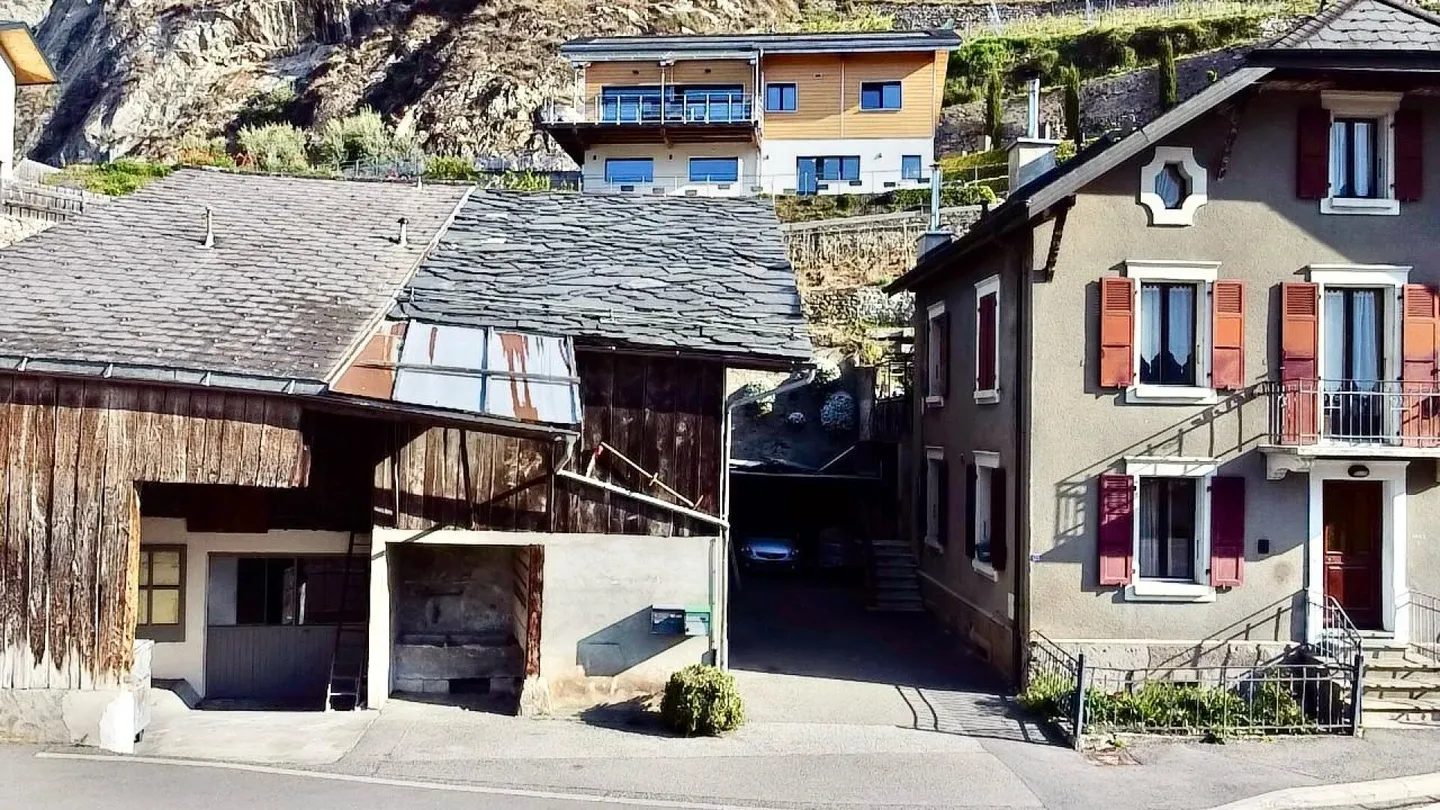 Zu verkaufen - Zwei Parzellen mit Scheune, Garagen und Außenflächen - Fully (VS) - Foto 9 von 9