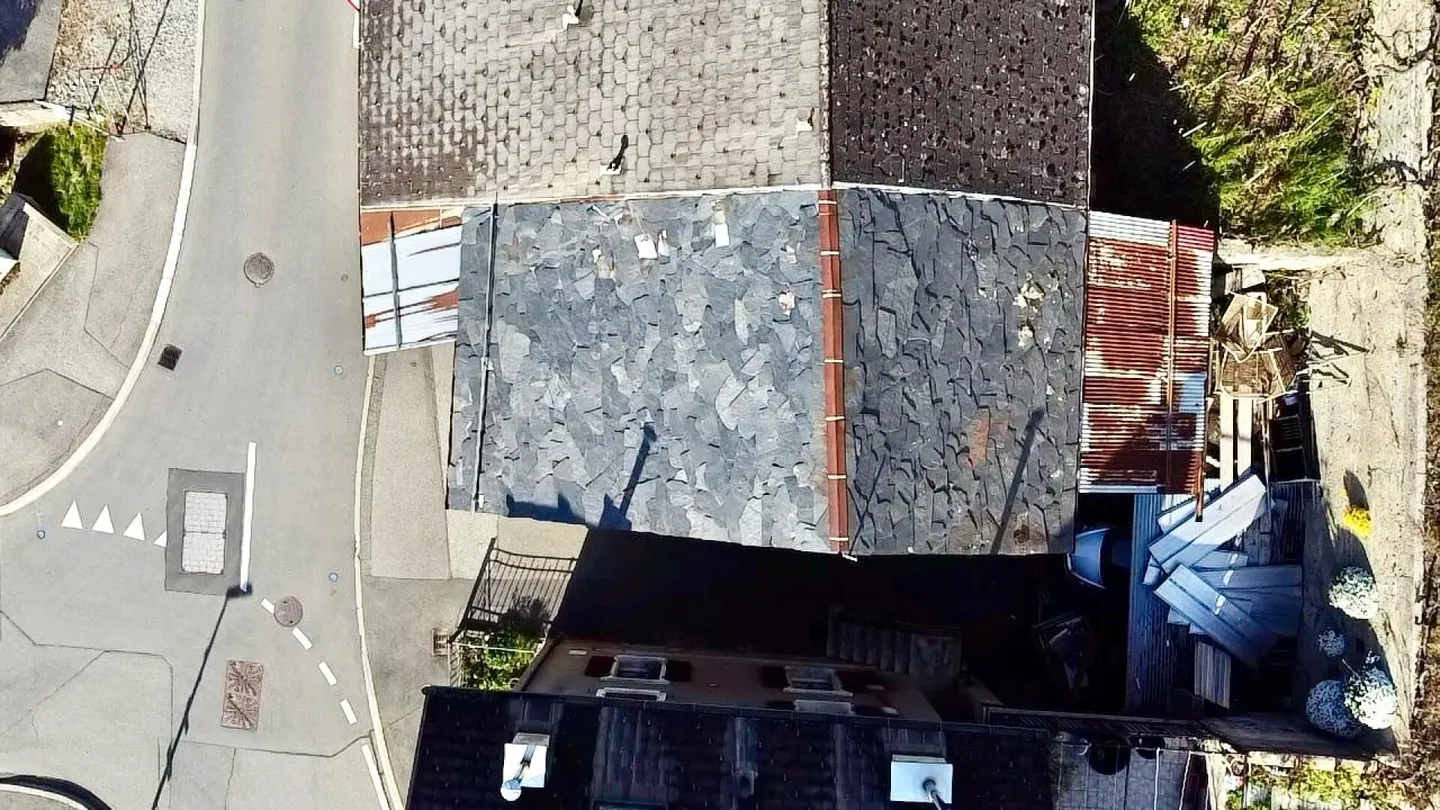 Zu verkaufen - Zwei Parzellen mit Scheune, Garagen und Außenflächen - Fully (VS) - Foto 7 von 9