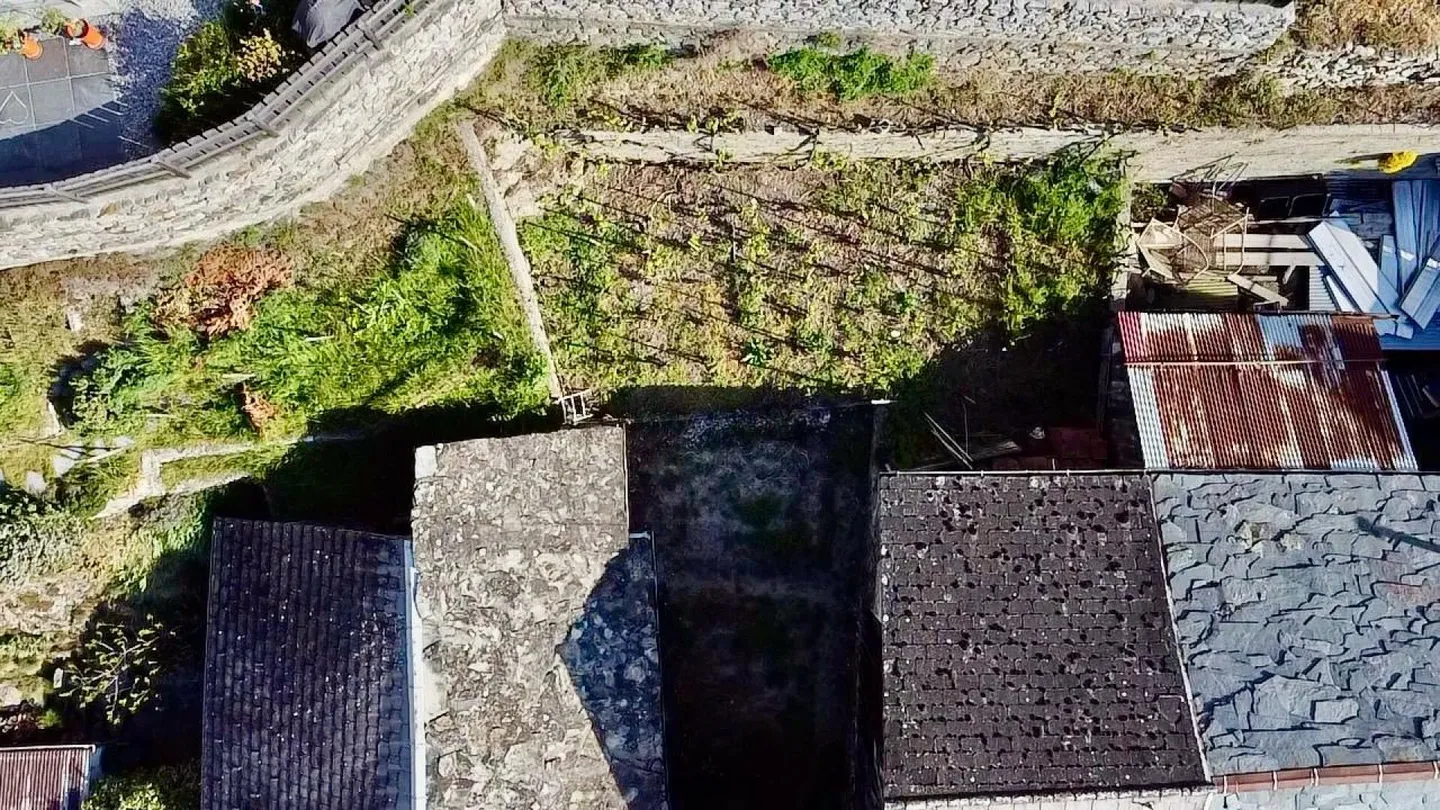 Zu verkaufen - Zwei Parzellen mit Scheune, Garagen und Außenflächen - Fully (VS) - Foto 8 von 9