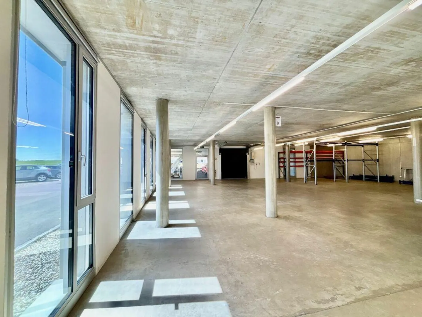 Vaud local, workshop, showroom, depot, stock in Mont-sur-Lausanne. - Photo 1 of 9