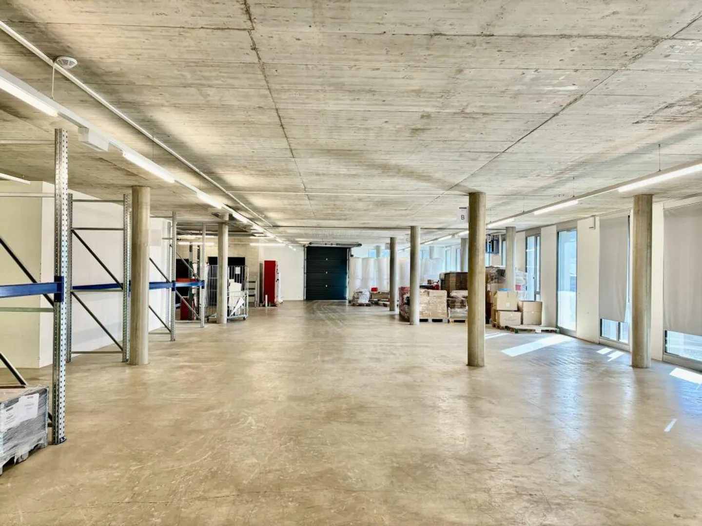 Vaud local, workshop, showroom, depot, stock in Mont-sur-Lausanne. - Photo 7 of 9