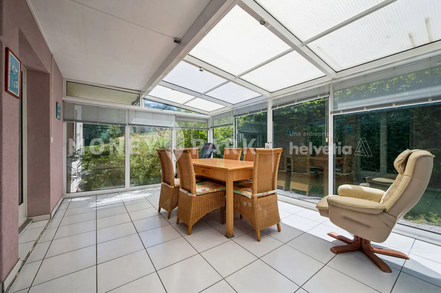 BRIGHT FAMILY APARTMENT OF 4.5 ROOMS WITH VERANDA AND PRIVATE GARDEN - Photo 9 of 12
