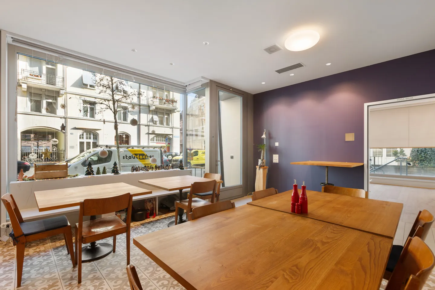 Unique Opportunity: Generous Commercial Space in the Heart of Wiedikon - Photo 10 of 25