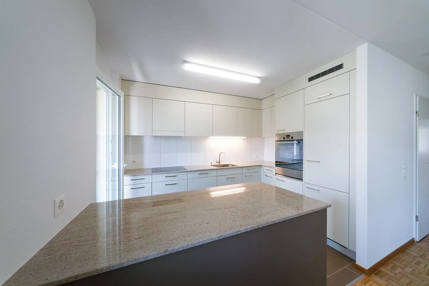 Balcony with evening sun, 2 bathrooms (1x bath, 1x shower) - Photo 6 of 10