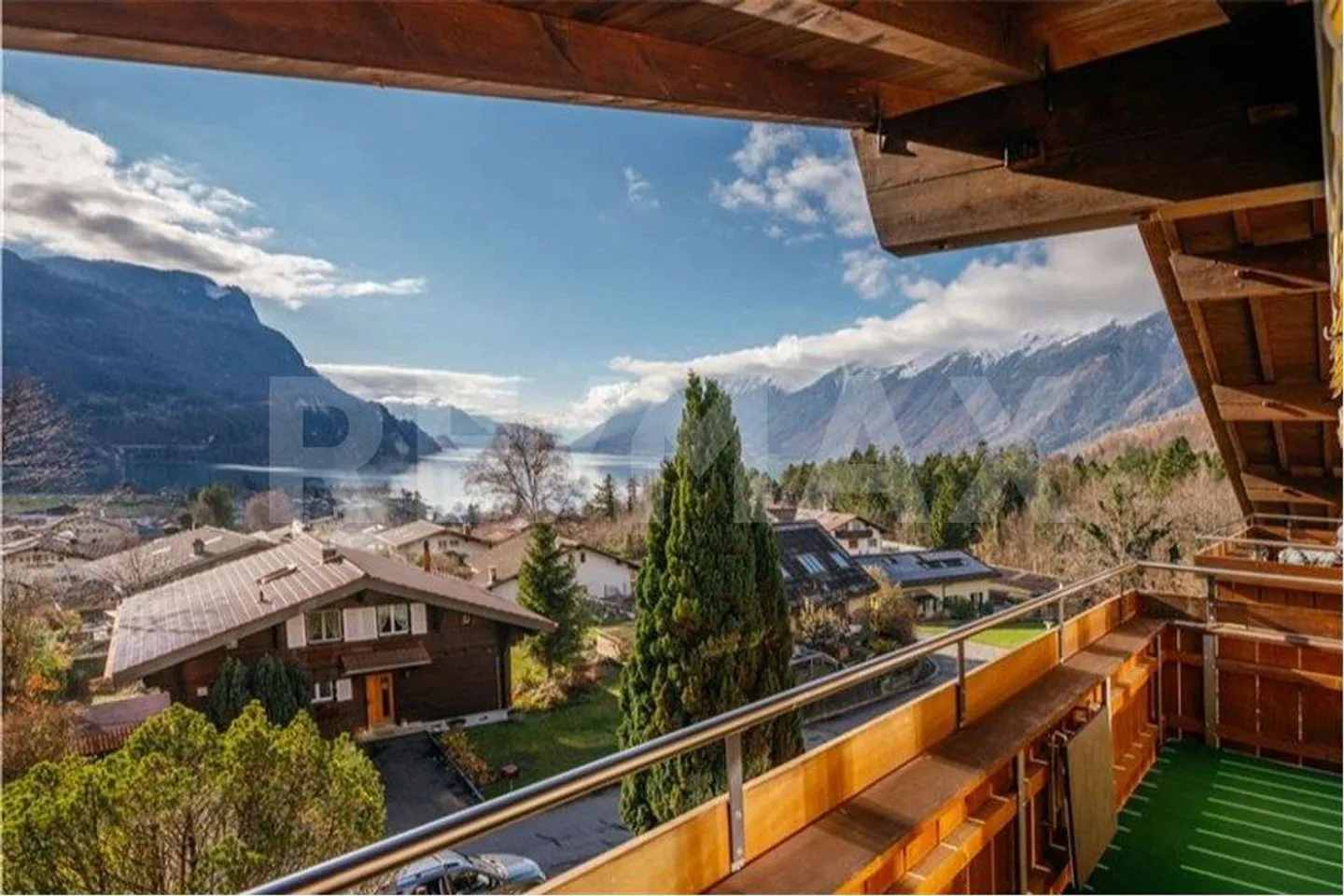 Appartement sous les combles de 2,5 pièces avec vue sur le lac - pour résidence principale ou location à long terme - Photo 1 sur 13