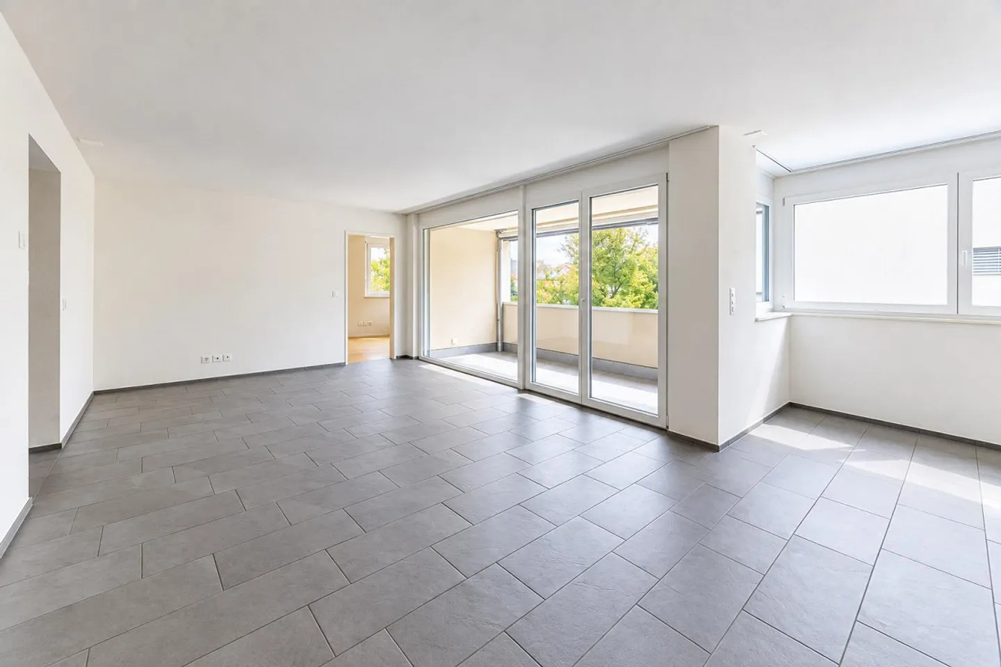 Idéal pour les familles ou la colocation | Appartement moderne de 4,5 pièces | 2 salles de bain - Photo 2 sur 20