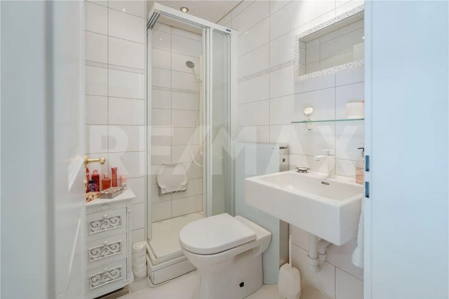 Appartement sous les combles de 2,5 pièces avec vue sur le lac - pour résidence principale ou location à long terme - Photo 7 sur 13