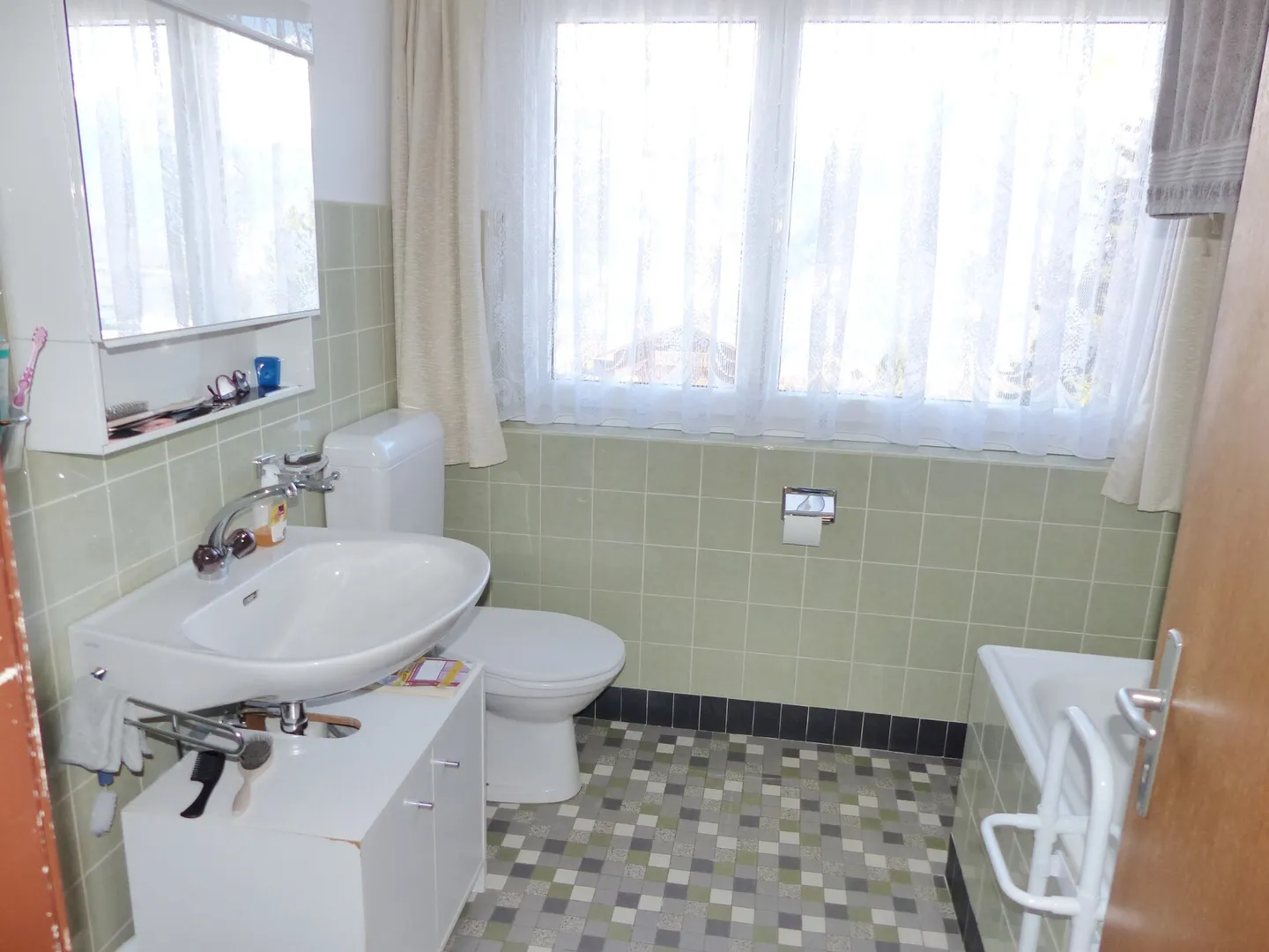 Large 9-room single-family house with great potential in a dream location - Photo 6 of 16