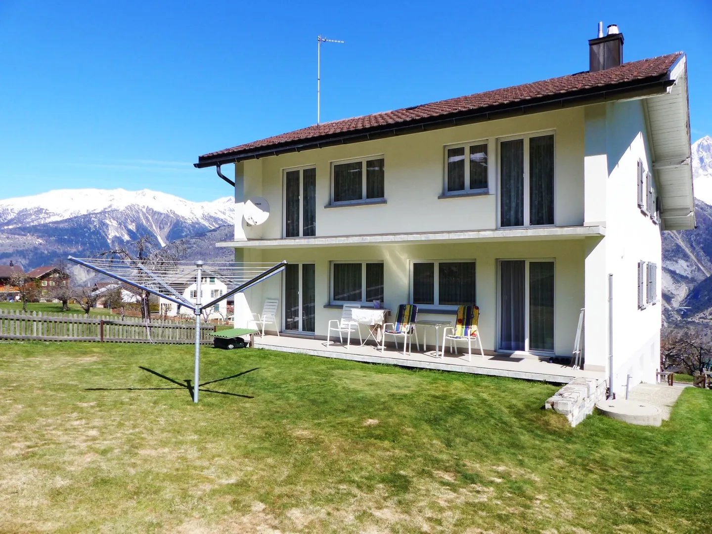 Large 9-room single-family house with great potential in a dream location - Photo 1 of 16